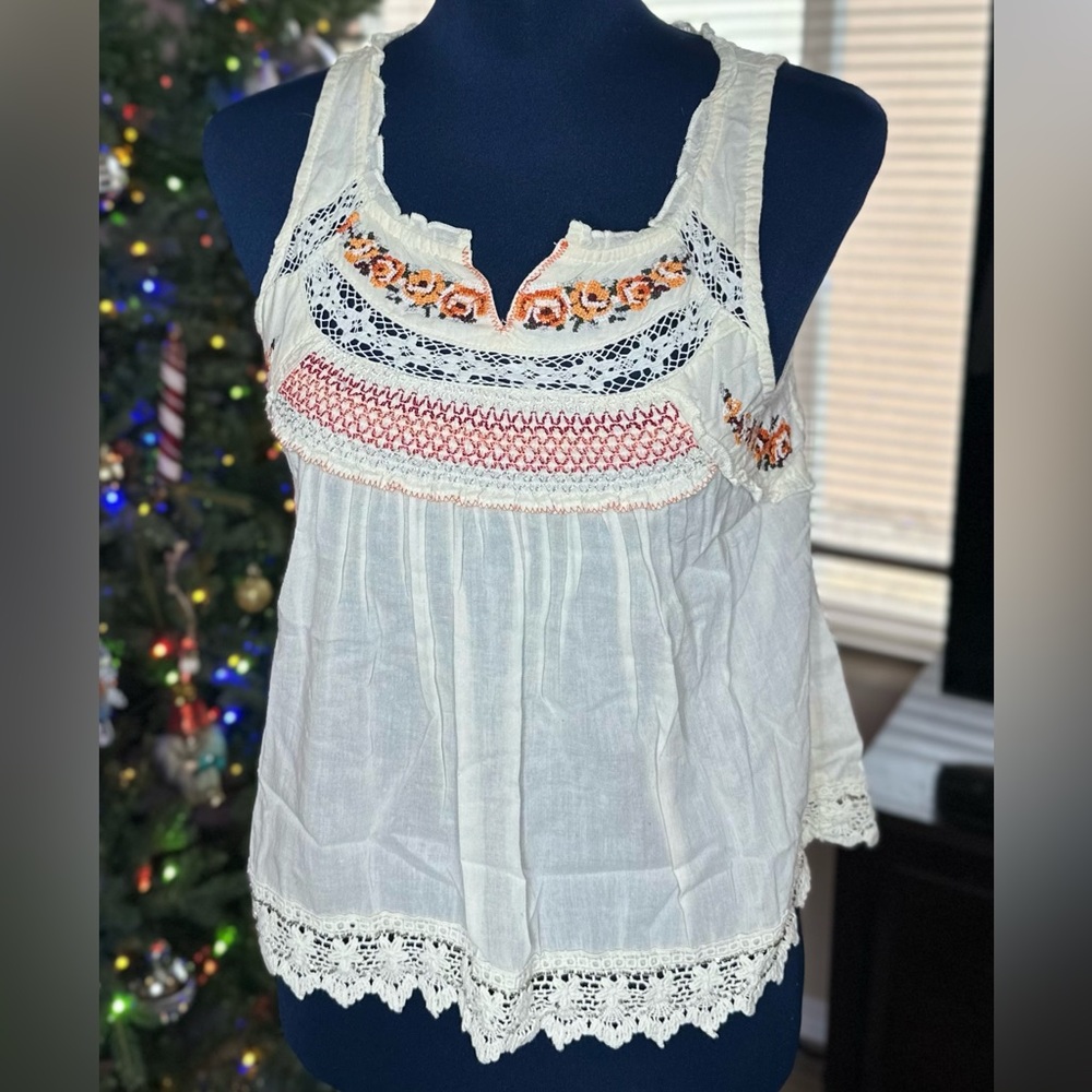 EUC Free People Off White Flower Embroidered Cropped Tank Top